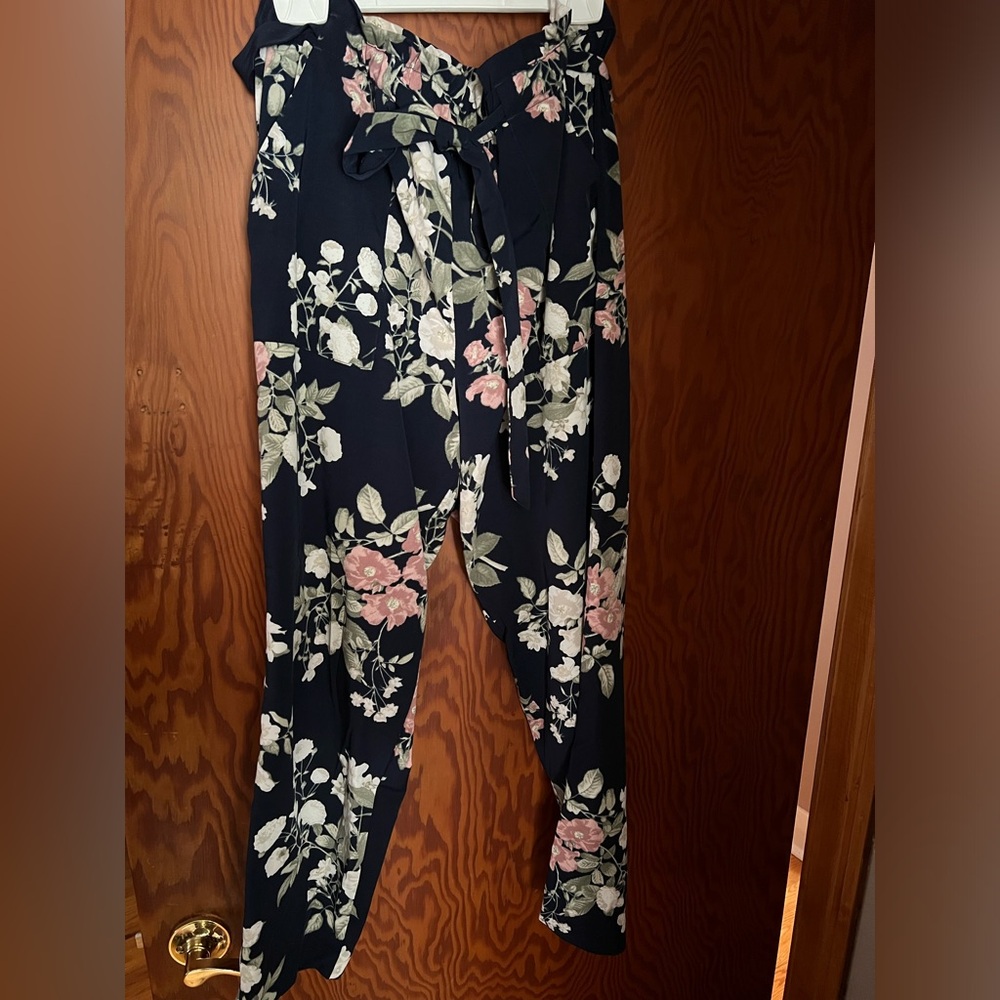 Like new floral Dynamite paperbag pants